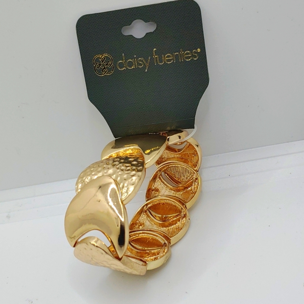 Daisy Fuentes Gold Tone Hammered Linked Discs Bangle Style Bracelet (elastic)